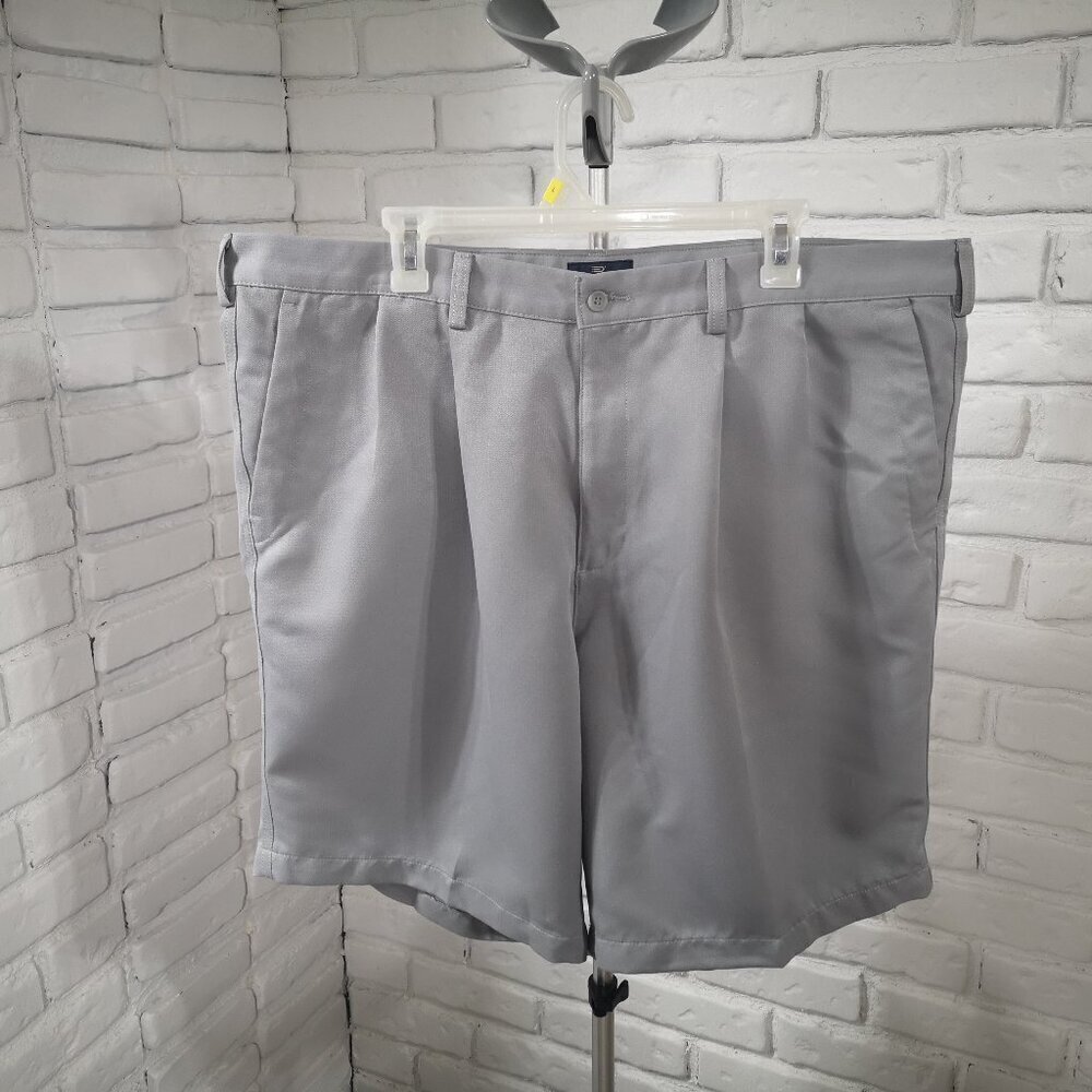 Dockers Golf Men's Size 42 Grey Pleated Front Straight Fit Golf Shorts
